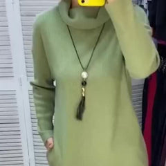 Damska sukienka z długim rękawem i rozcięciem