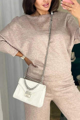 Damski komplet z asymetrycznym topem i spodniami casualowymi