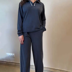 Damski, swobodny komplet: top z dekoltem w serek i spodnie z szerokimi nogawkami