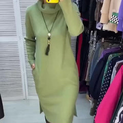 Damska sukienka z długim rękawem i rozcięciem