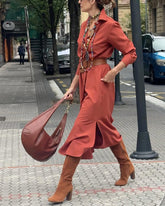 Elegancka sukienka koszulowa damska z rozcięciem u dołu