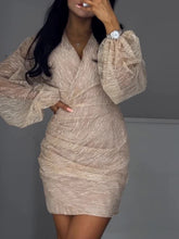 Elegancka plisowana mini sukienka z siateczki z cekinami