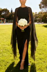 Elegancka sukienka maxi z rozcięciem na udzie i rękawami typu peleryna