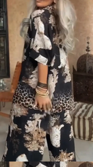 Damski luźny, swobodny garnitur z dekoltem w serek i nadrukiem w formie topu i spodni