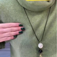 Damska sukienka z długim rękawem i rozcięciem