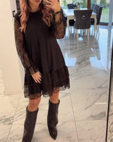 Elegancka koronkowa sukienka w jednolitym kolorze