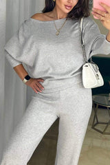 Damski komplet z asymetrycznym topem i spodniami casualowymi