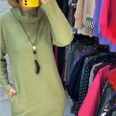 Damska sukienka z długim rękawem i rozcięciem