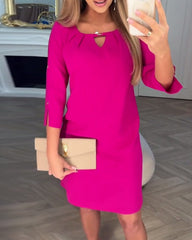 Elegancka, jednokolorowa, prosta sukienka z pustką