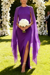 Elegancka sukienka maxi z rozcięciem na udzie i rękawami typu peleryna