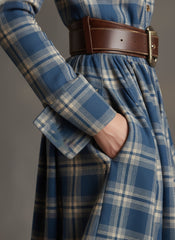 Długa sukienka w kratę w stylu retro z kołnierzykiem w kolorze czerwonobrązowym