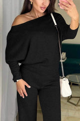 Damski komplet z asymetrycznym topem i spodniami casualowymi