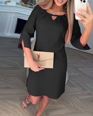 Elegancka, jednokolorowa, prosta sukienka z pustką