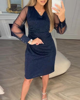 Damska sukienka z dekoltem w szpic i błyszczącą patchworkową fakturą