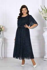 Granatowa sukienka midi z brokatem i zwiewnymi rękawami typu peleryna w dużym rozmiarze