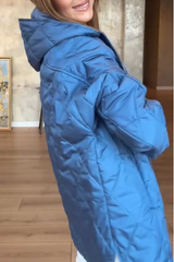 Damski płaszcz na co dzień z kapturem w kratę w jednolitym kolorze