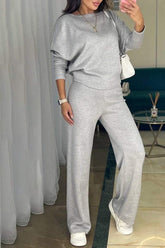 Damski komplet z asymetrycznym topem i spodniami casualowymi