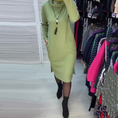 Damska sukienka z długim rękawem i rozcięciem