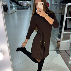 Elegancka sukienka z długim rękawem i plisowanymi panelami