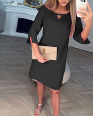 Elegancka, jednokolorowa, prosta sukienka z pustką