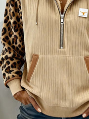 Damska bluza z kapturem i nadrukiem w bloki kolorów