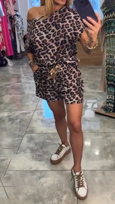 Damski top z nadrukiem w panterkę i szortami w stylu casual