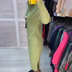 Damska sukienka z długim rękawem i rozcięciem