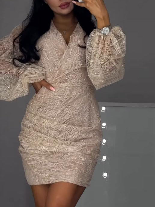 Elegancka plisowana mini sukienka z siateczki z cekinami