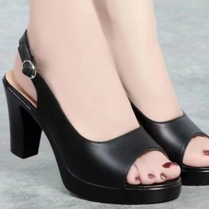 Grube, okrągłe, krótkie buty z klamrą na obcasie