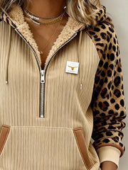 Damska bluza z kapturem i nadrukiem w bloki kolorów