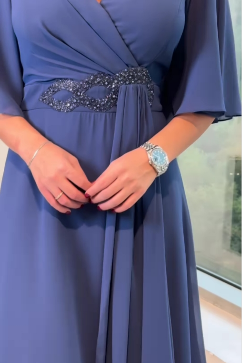 Elegancka długa sukienka z szyfonu z dekoltem w serek