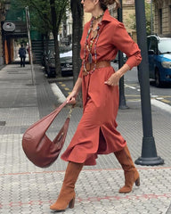 Elegancka sukienka koszulowa damska z rozcięciem u dołu