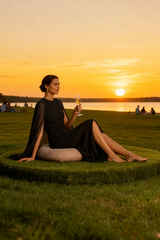 Elegancka sukienka maxi z rozcięciem na udzie i rękawami typu peleryna