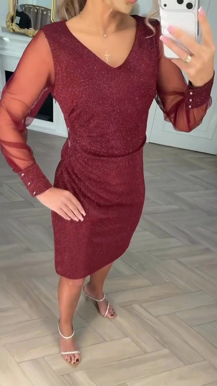 Damska sukienka z dekoltem w szpic i błyszczącą patchworkową fakturą