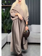 Dwuczęściowy komplet damski składający się z dzianinowego swetra i satynowej sukienki