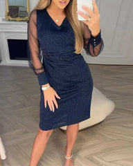 Damska sukienka z dekoltem w szpic i błyszczącą patchworkową fakturą