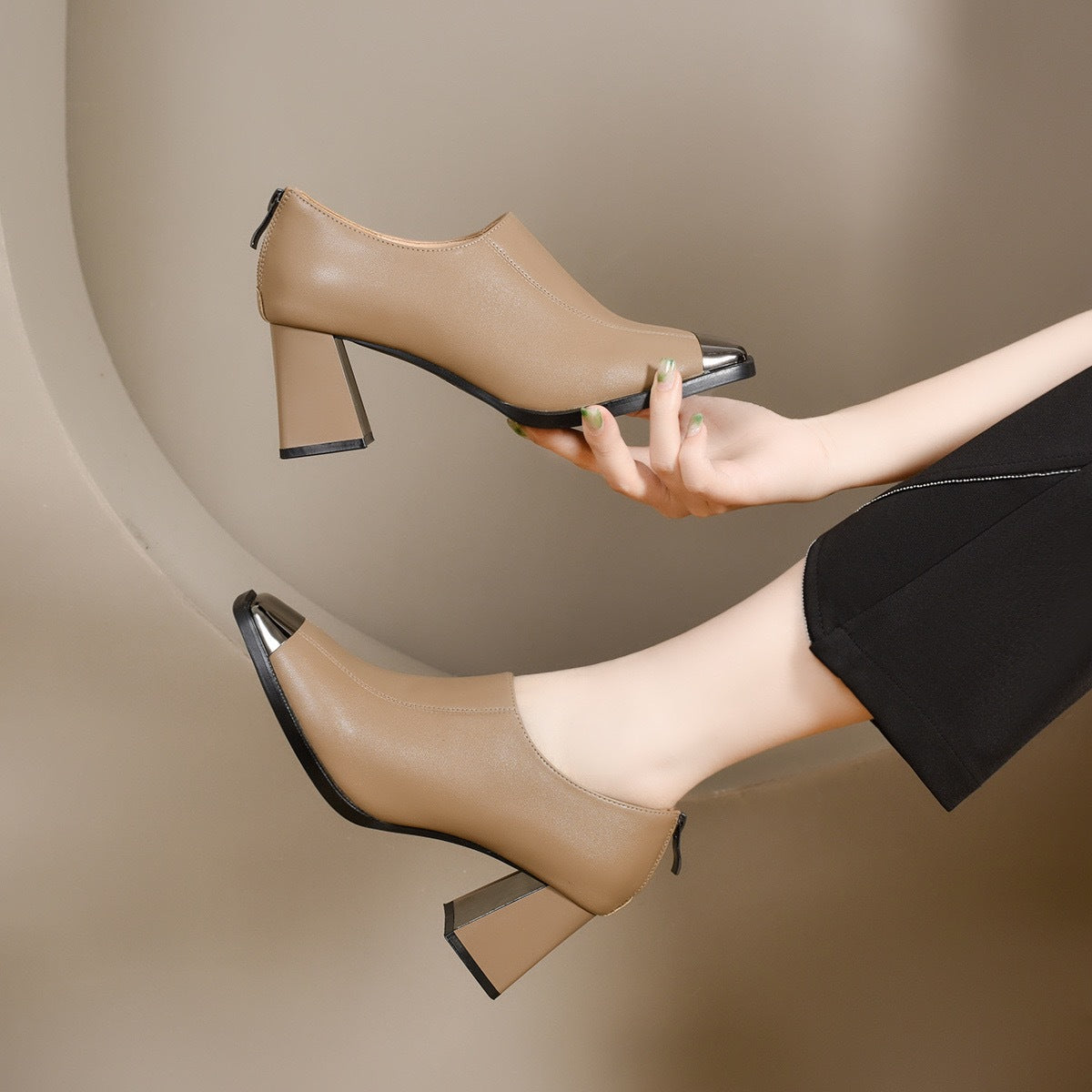 Damskie buty na grubym obcasie z kwadratowym noskiem i zamkiem błyskawicznym
