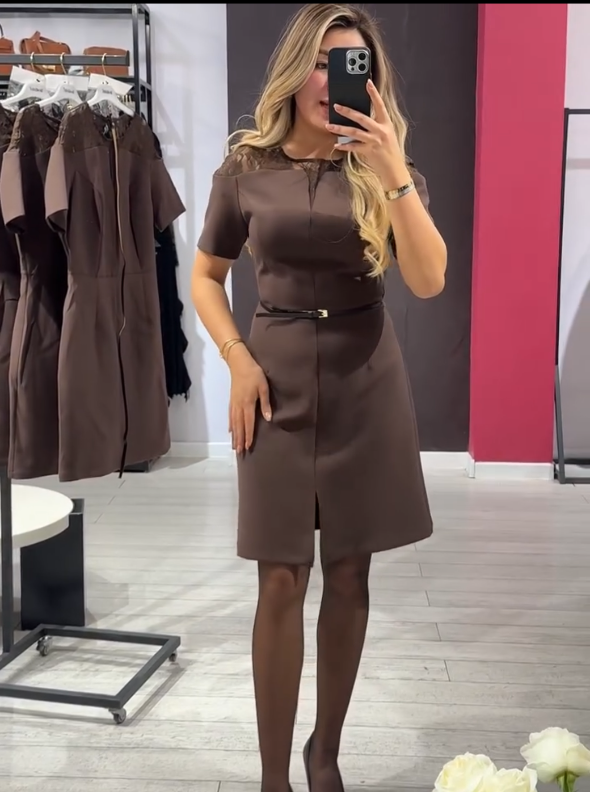 Elegancka sukienka damska o dopasowanym kroju