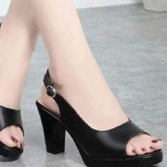 Grube, okrągłe, krótkie buty z klamrą na obcasie