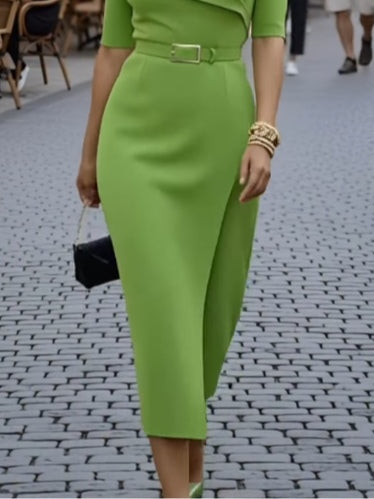 Elegancka zielona sukienka midi z dekoltem w serek (z paskiem)