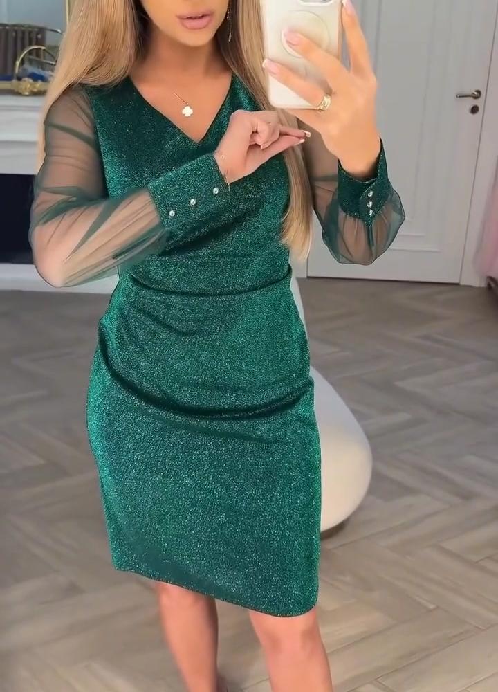 Damska sukienka z dekoltem w szpic i błyszczącą patchworkową fakturą