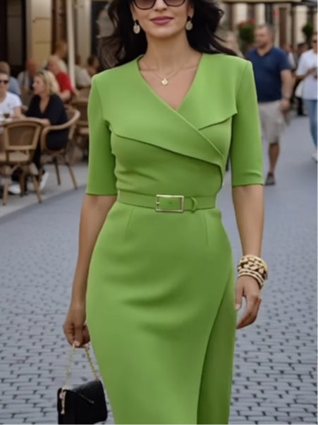 Elegancka zielona sukienka midi z dekoltem w serek (z paskiem)