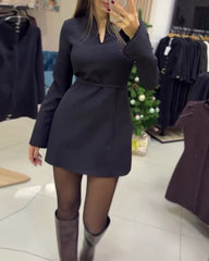 Damska sukienka z dekoltem w serek, dopasowana w talii, elegancka