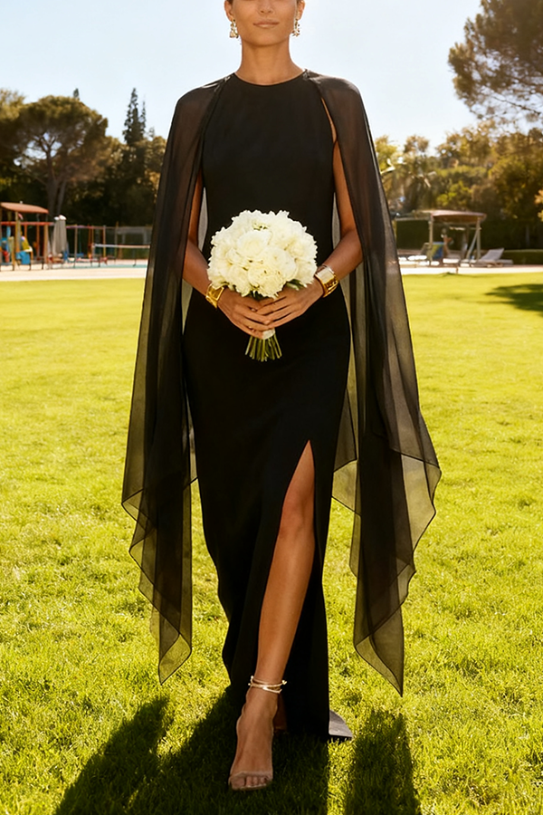 Elegancka sukienka maxi z rozcięciem na udzie i rękawami typu peleryna