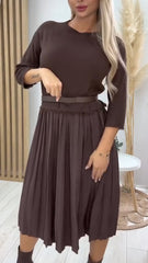 Damska sukienka swobodna z okrągłym dekoltem i łączonymi elementami w jednolitym kolorze