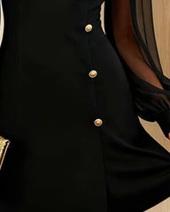 Elegancka, dopasowana sukienka damska z metalową klamrą