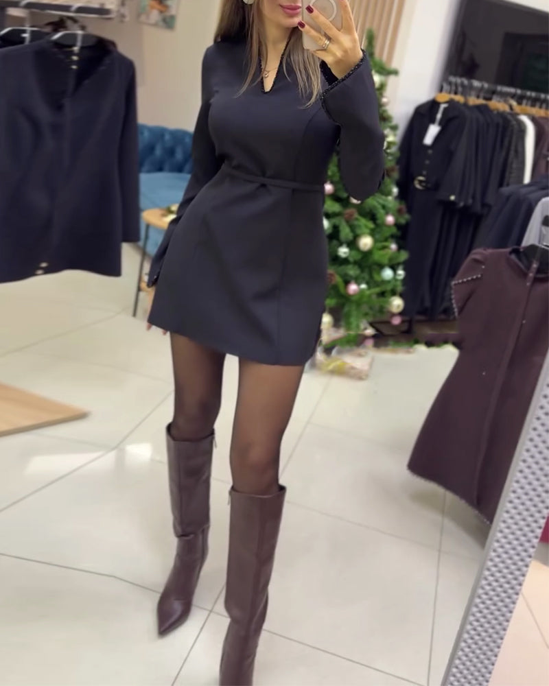 Damska sukienka z dekoltem w serek, dopasowana w talii, elegancka