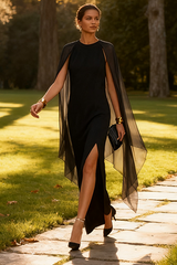 Elegancka sukienka maxi z rozcięciem na udzie i rękawami typu peleryna