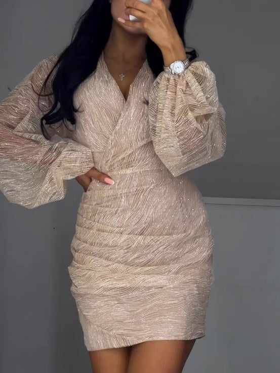 Elegancka plisowana mini sukienka z siateczki z cekinami