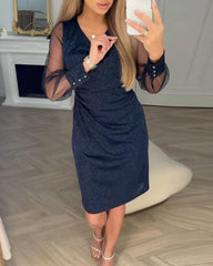 Damska sukienka z dekoltem w szpic i błyszczącą patchworkową fakturą